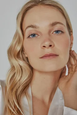 Bata de mujer Ivette Bridal corta de satén en blanco