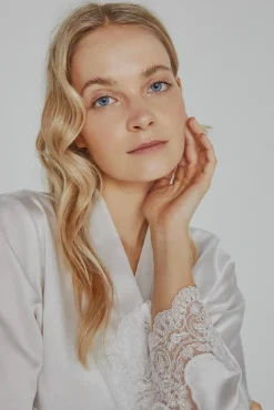 Bata de mujer Ivette Bridal corta satinada en blanco