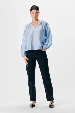 Blusa amplia cuello pico