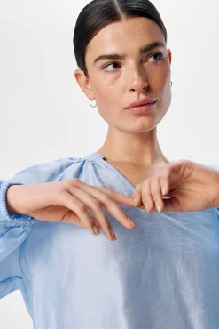 Blusa amplia cuello pico