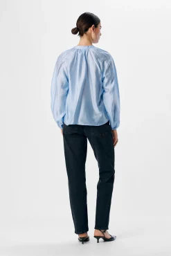 Blusa amplia cuello pico