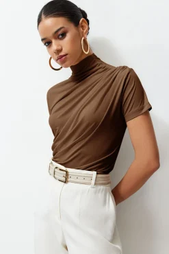 Blusa con cuello alto