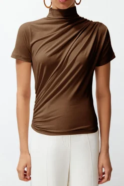 Blusa con cuello alto