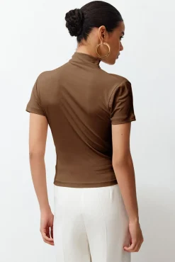 Blusa con cuello alto