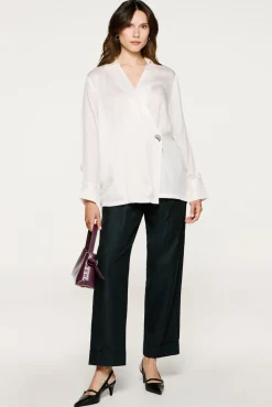 Blusa cuello pico detalle metálico