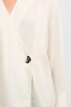 Blusa cuello pico detalle metálico