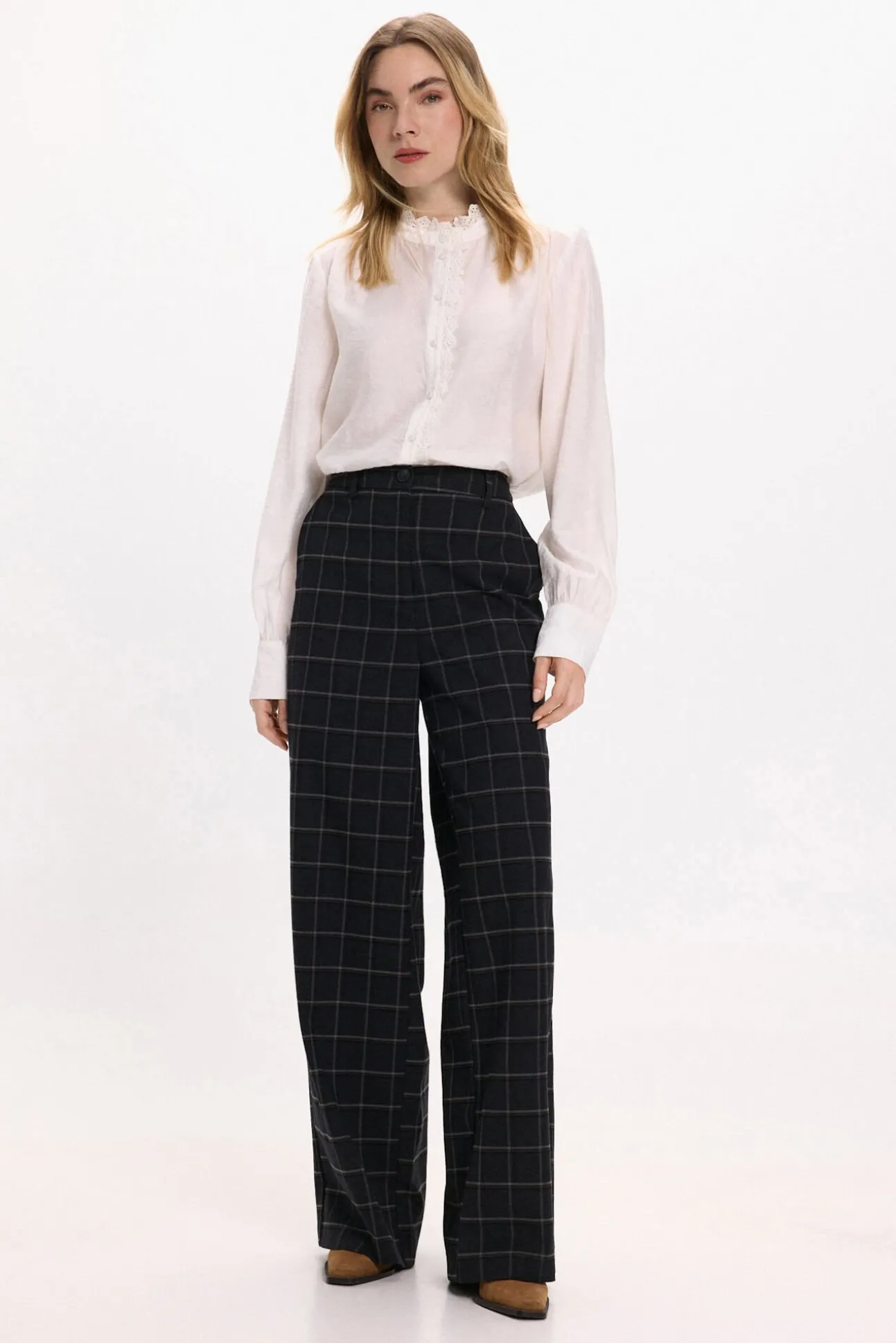 Blusa de manga larga con bordado inglés