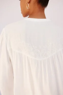 Blusa detalle bordado