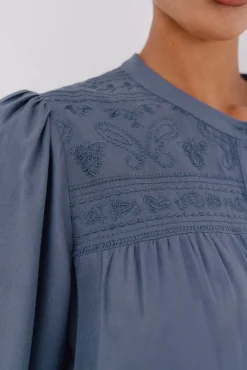 Blusa detalle bordado