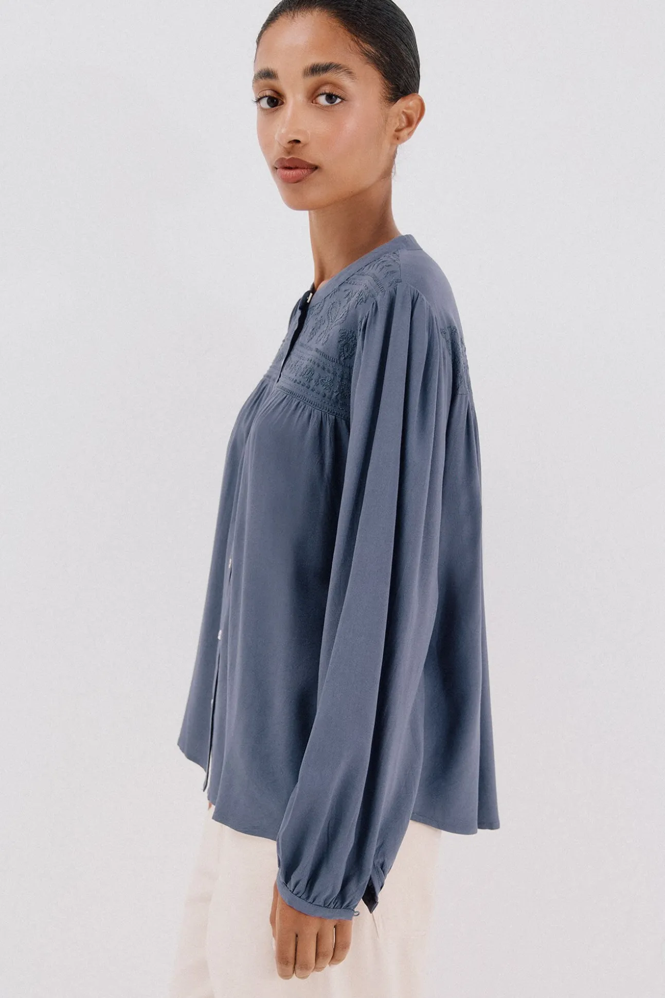 Blusa detalle bordado