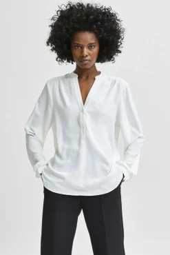 Blusa fluida con cuello de pico confeccionada con materiales reciclados