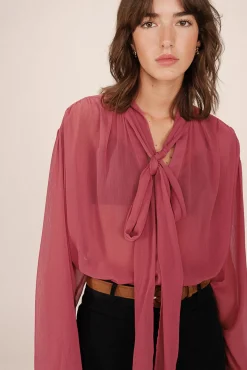 Blusa fluida con lazada