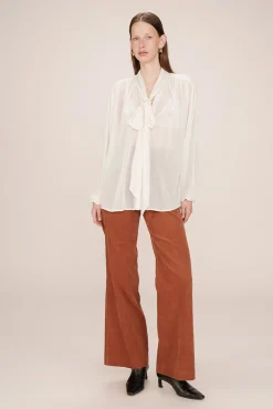 Blusa fluida con lazada