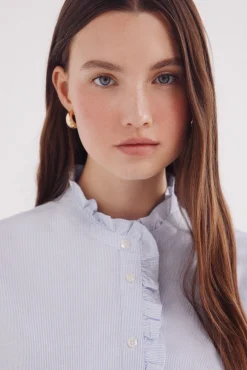 Blusa Oxford cuello volante