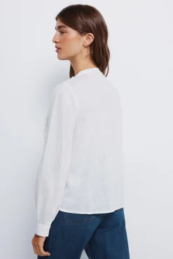 Blusa romántica schiffly