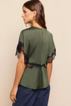 Blusa satinada encajes