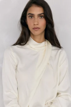 Blusa satén cuello subido