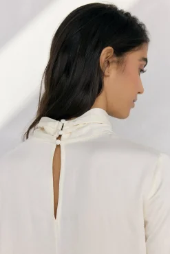 Blusa satén cuello subido