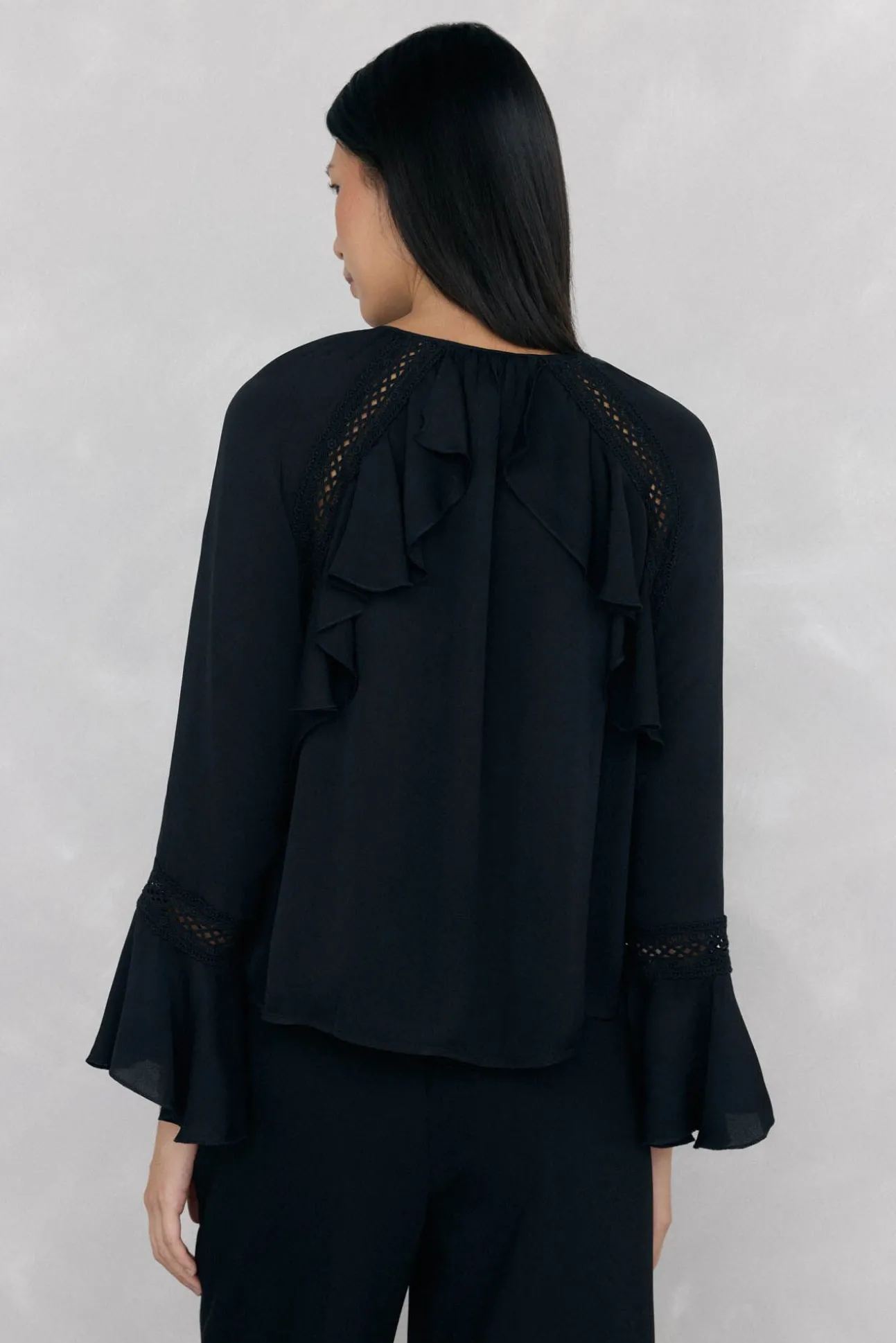 Blusa volantes puntilla