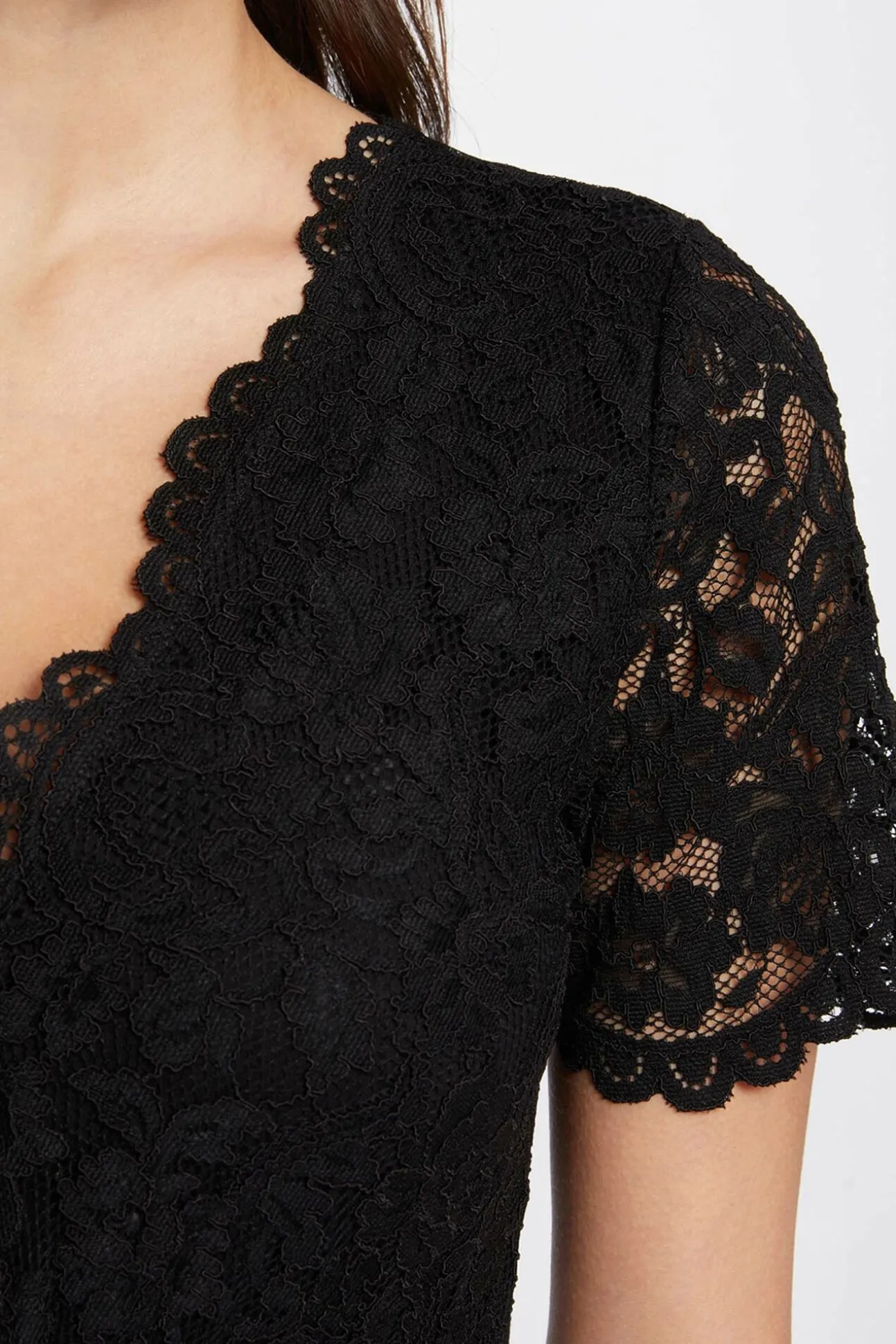 Body manga corta con encaje