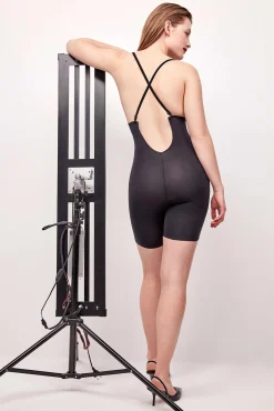 Body pantalón escote extremo