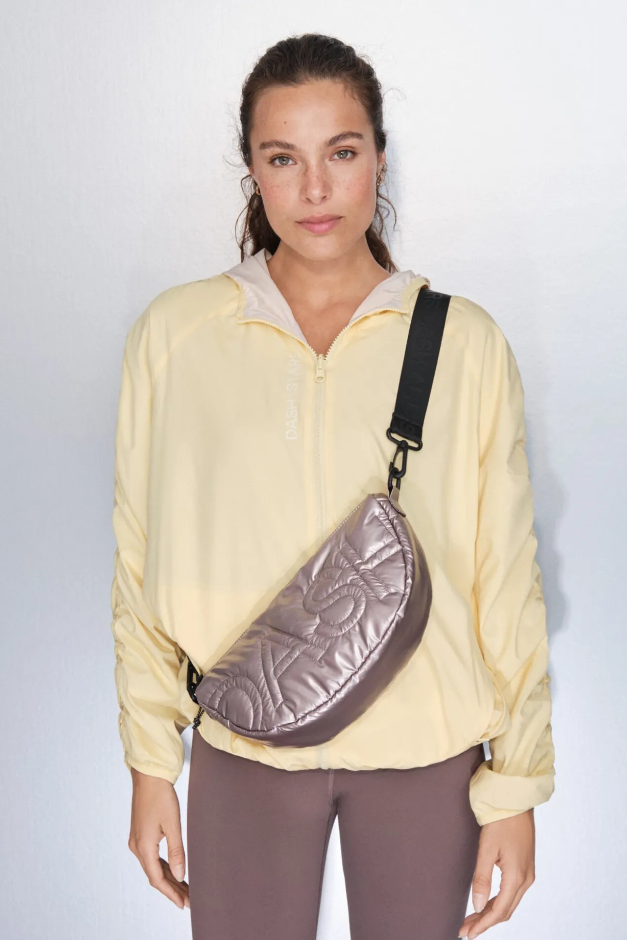 Bolso bandolera nylon rosa metalizado