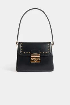 Bolso bandolera y tachuelas