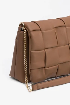 Bolso con solapa de trama