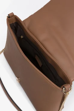 Bolso con solapa de trama