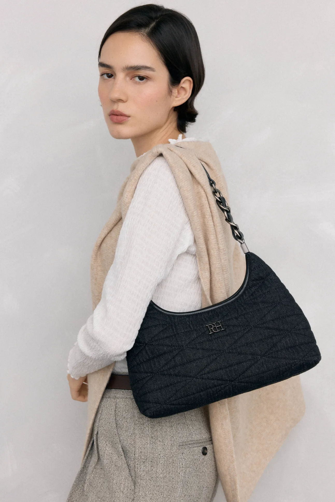 Bolso hobo acolchado con asa de piel y cadena