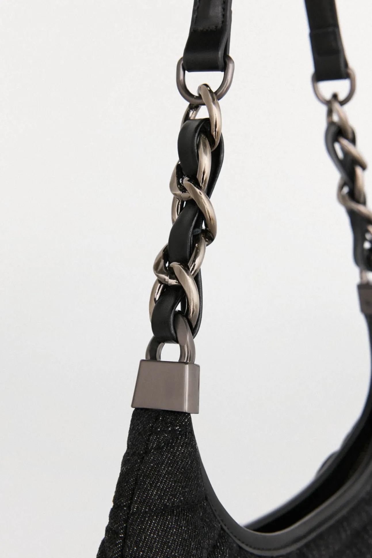 Bolso hobo acolchado con asa de piel y cadena