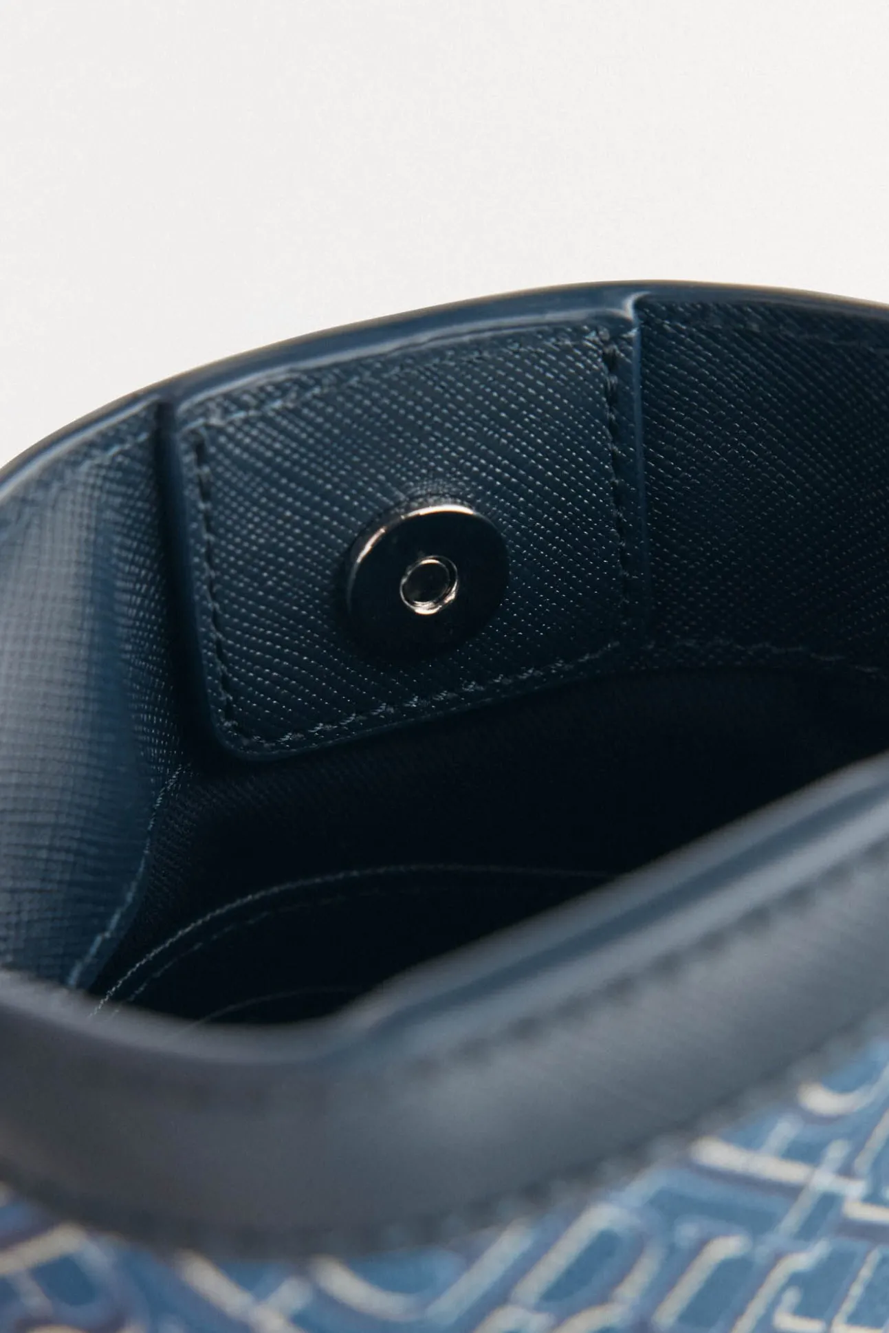 Bolso móvil con asa ajustable