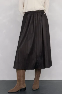 Bota alta estilo hípica con tacón bajo en serraje