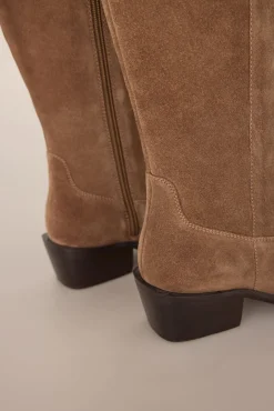 Bota alta estilo hípica con tacón bajo en serraje