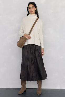 Bota alta estilo hípica con tacón bajo en serraje