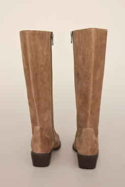 Bota alta estilo hípica con tacón bajo en serraje