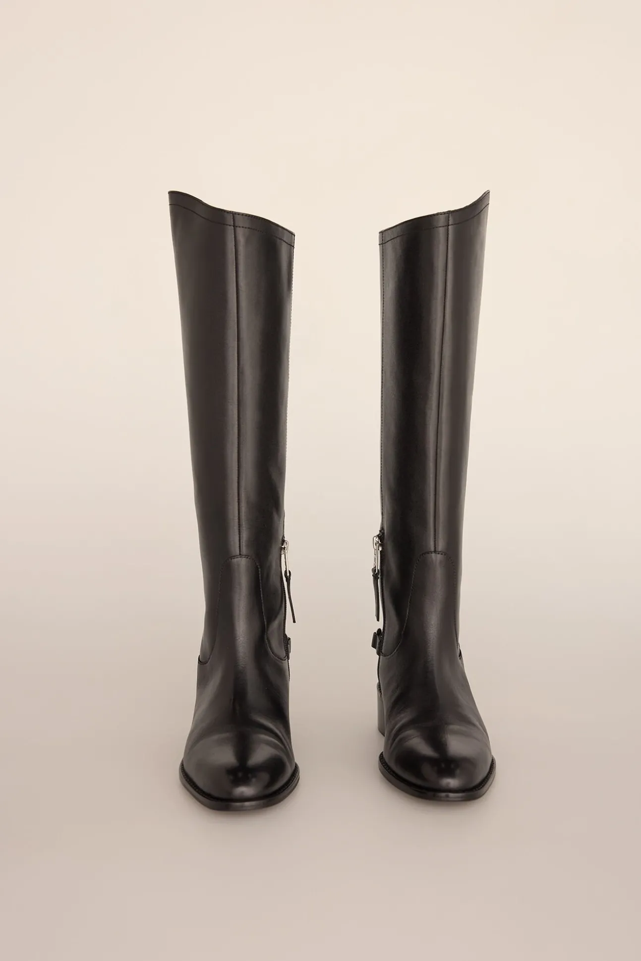 Bota hípica con detalle metálico