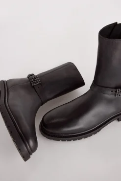 Botin plano de piel con hebilla de logo