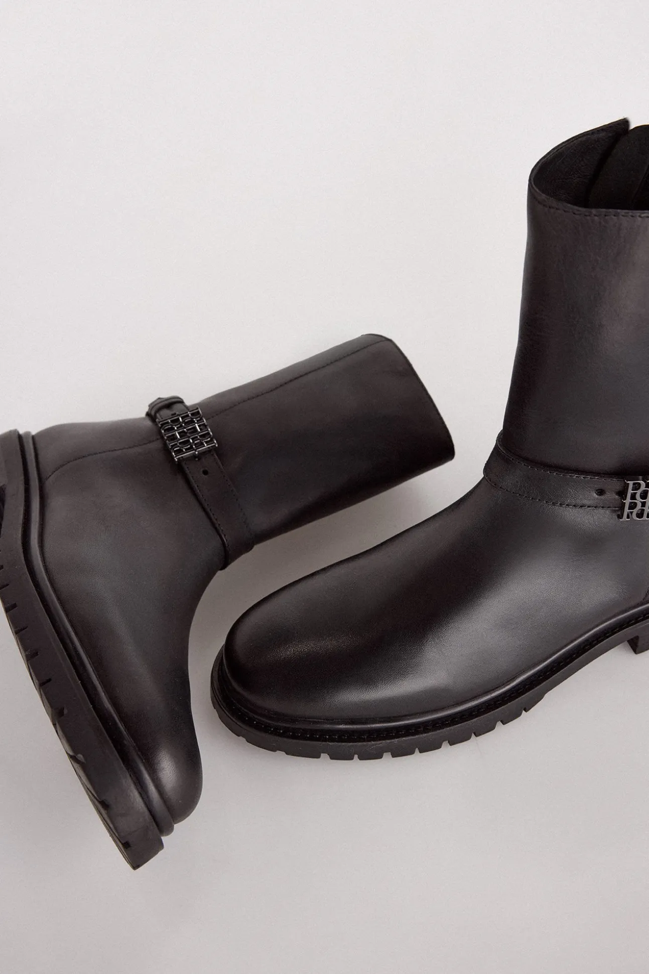 Botin plano de piel con hebilla de logo