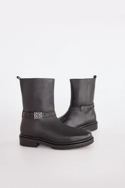 Botin plano de piel con hebilla de logo