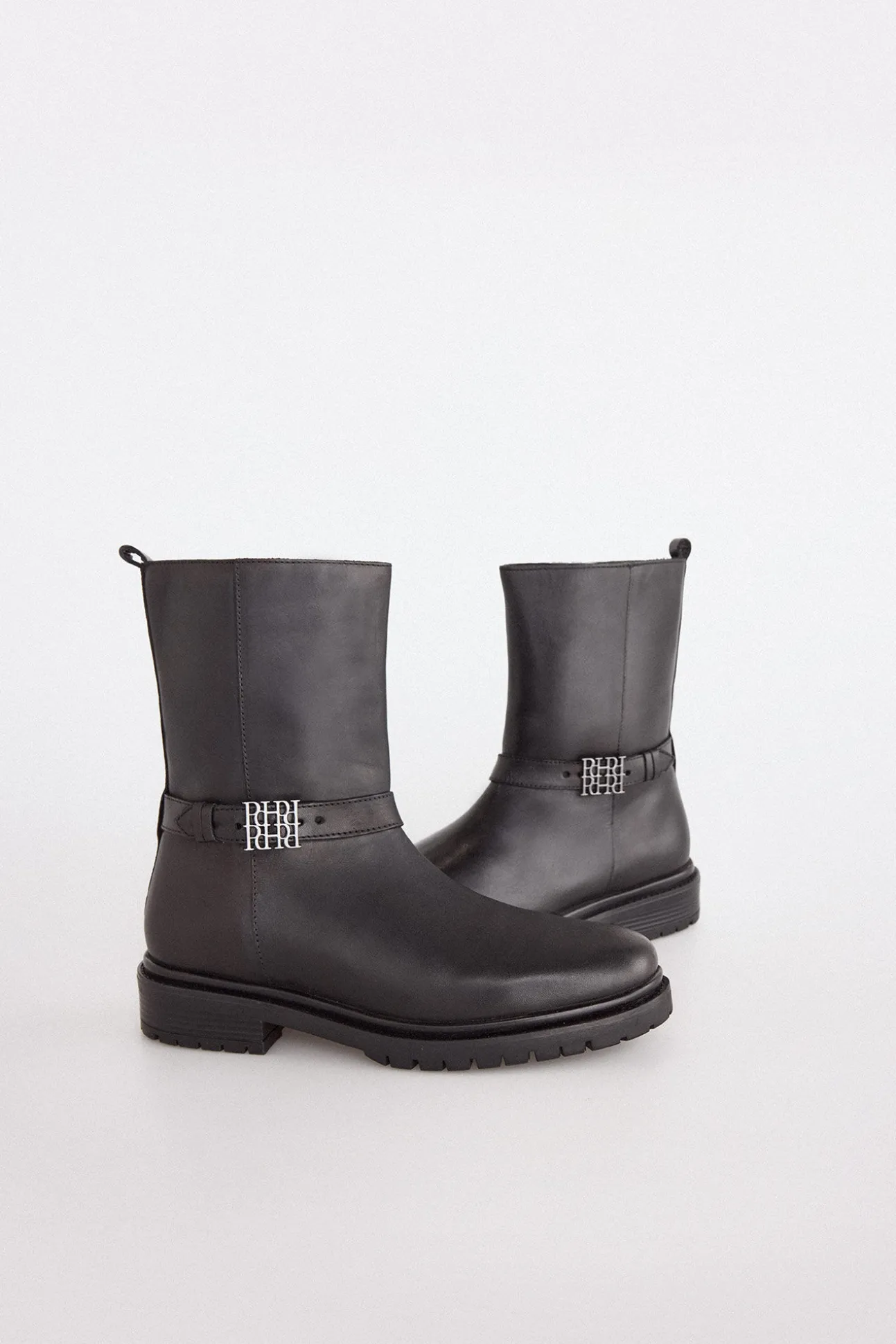 Botin plano de piel con hebilla de logo