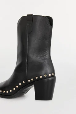 Botin tacón con tachas en piel