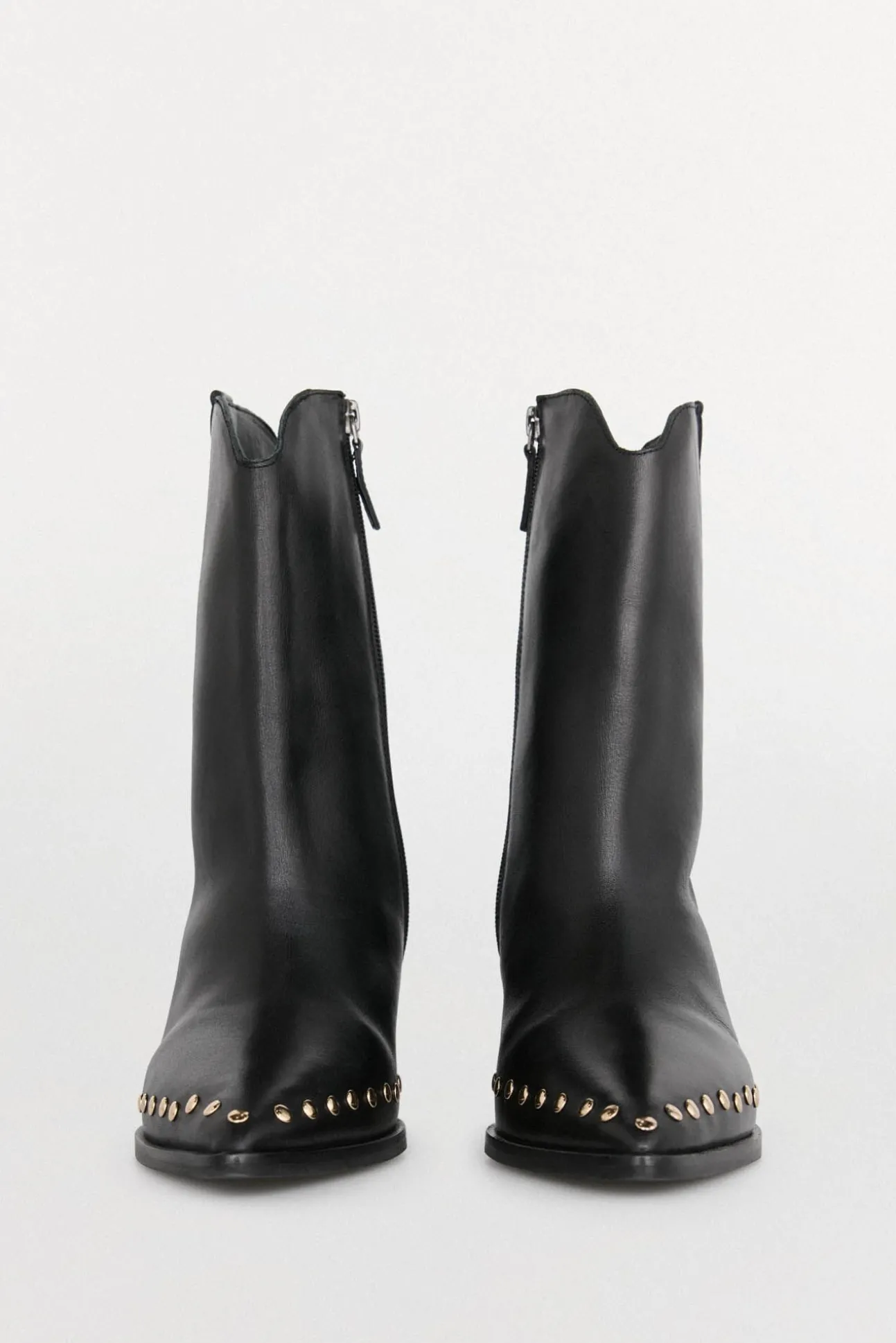 Botin tacón con tachas en piel