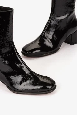 Botín charol tacón medio