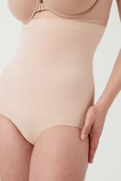 Braga moldeadora de talle alto nude. SPANX