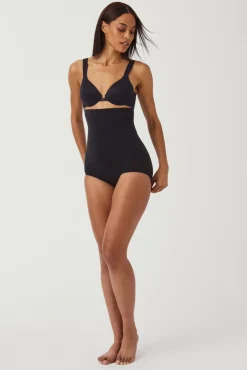 Braga moldeadora de talle alto nude. SPANX