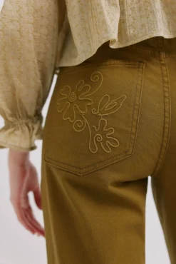 Bérénice. Vaqueros bordados