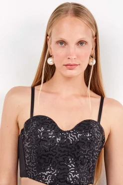 Bustier negro de lentejuelas con diseño deslumbrante