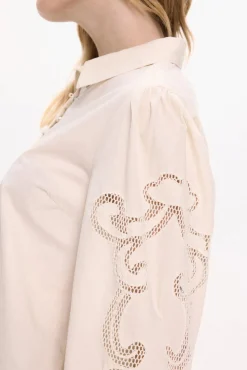 Camisa con calados de algodón orgánico