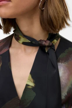 Camisa de manga larga cuello con lazada